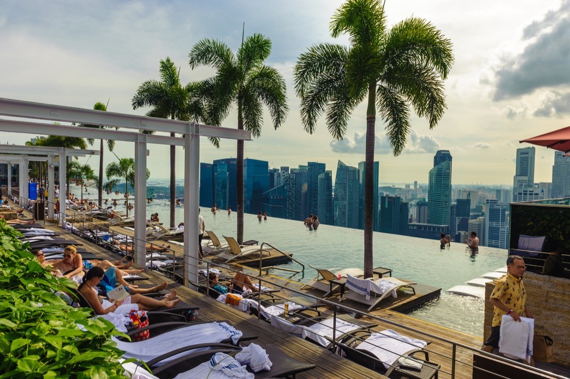 Where to go in Singapore on a stopover. The Marina Bay Sands infinity pool.