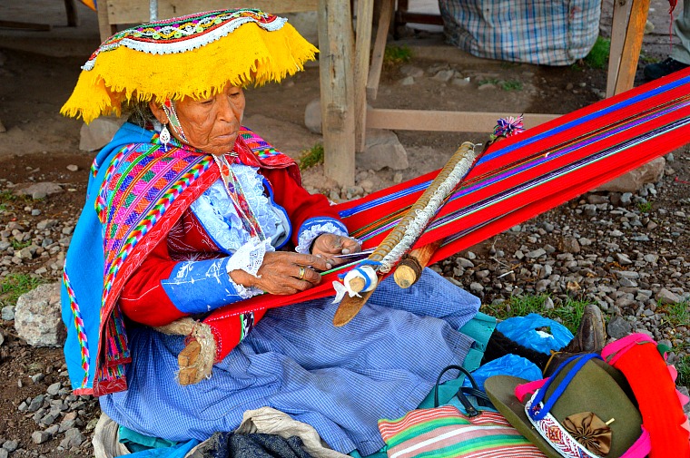 peru-sacred-valley-weaving