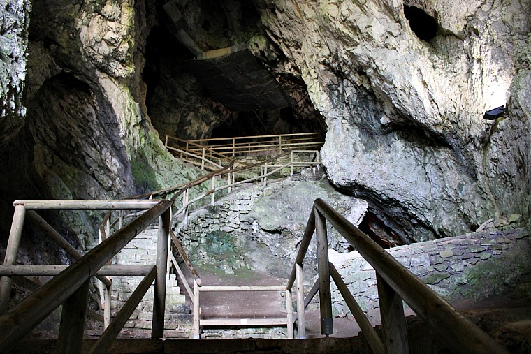slovenia-postjana-stairs castle cave