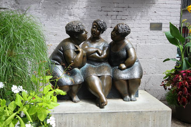 Canada-Quebec-Montreal-sculpture-ladies