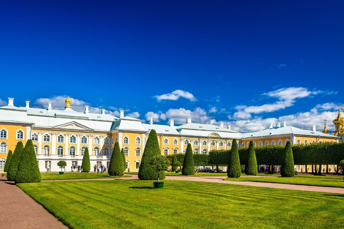 Tour Peterhof Palace and Gardens in Russia