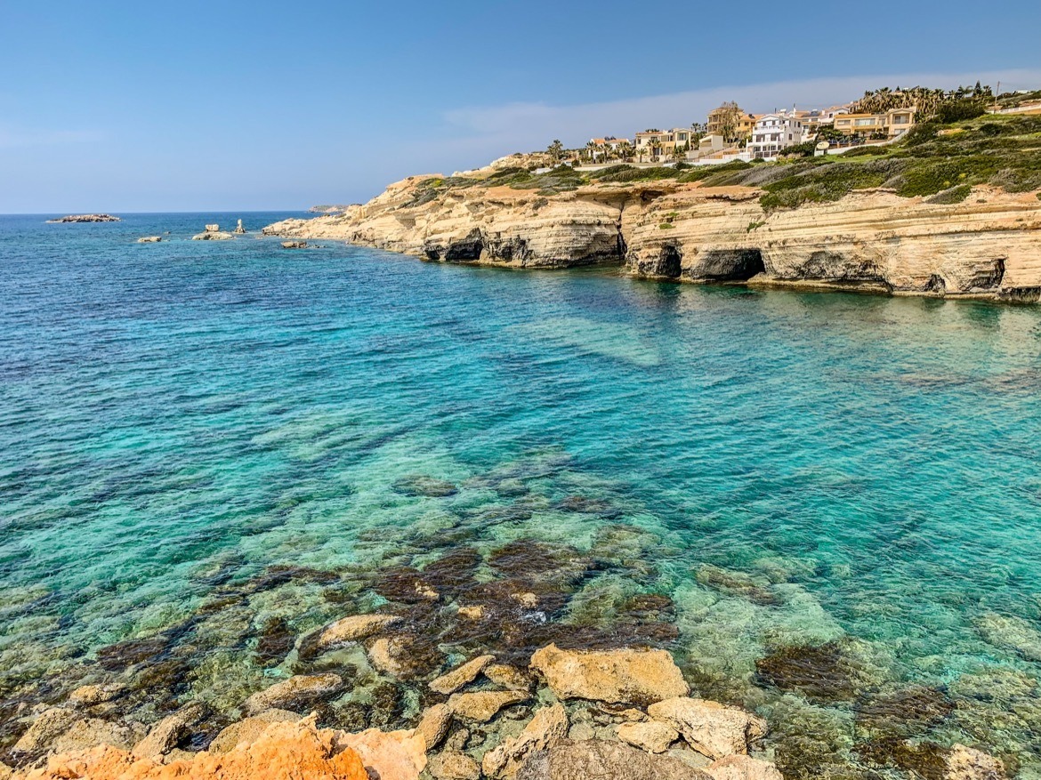 Посещение морских пещер — одно из лучших занятий на Кипре.