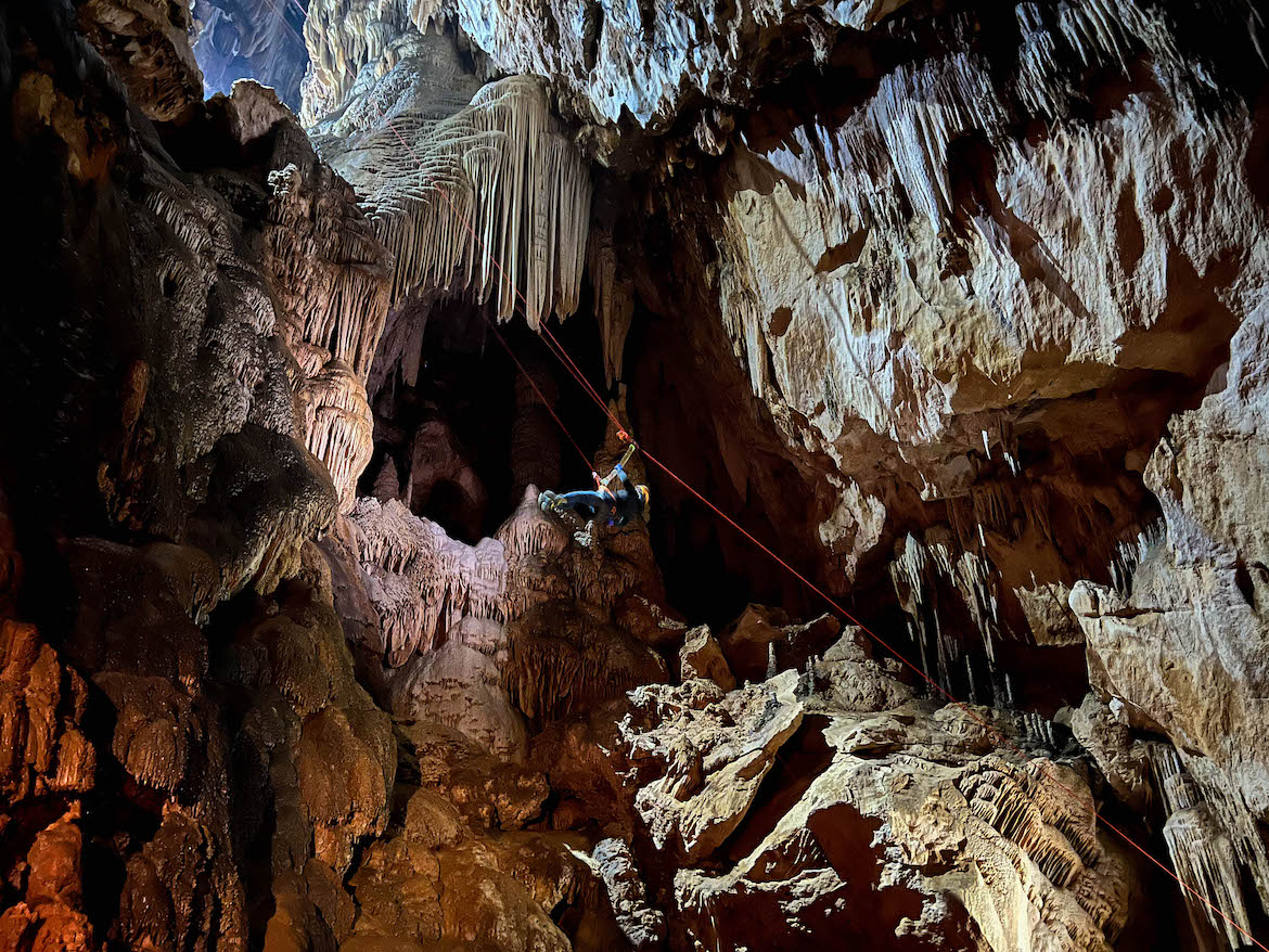 Rappelling in Caverno do Diablo, 'Devil's Cave'